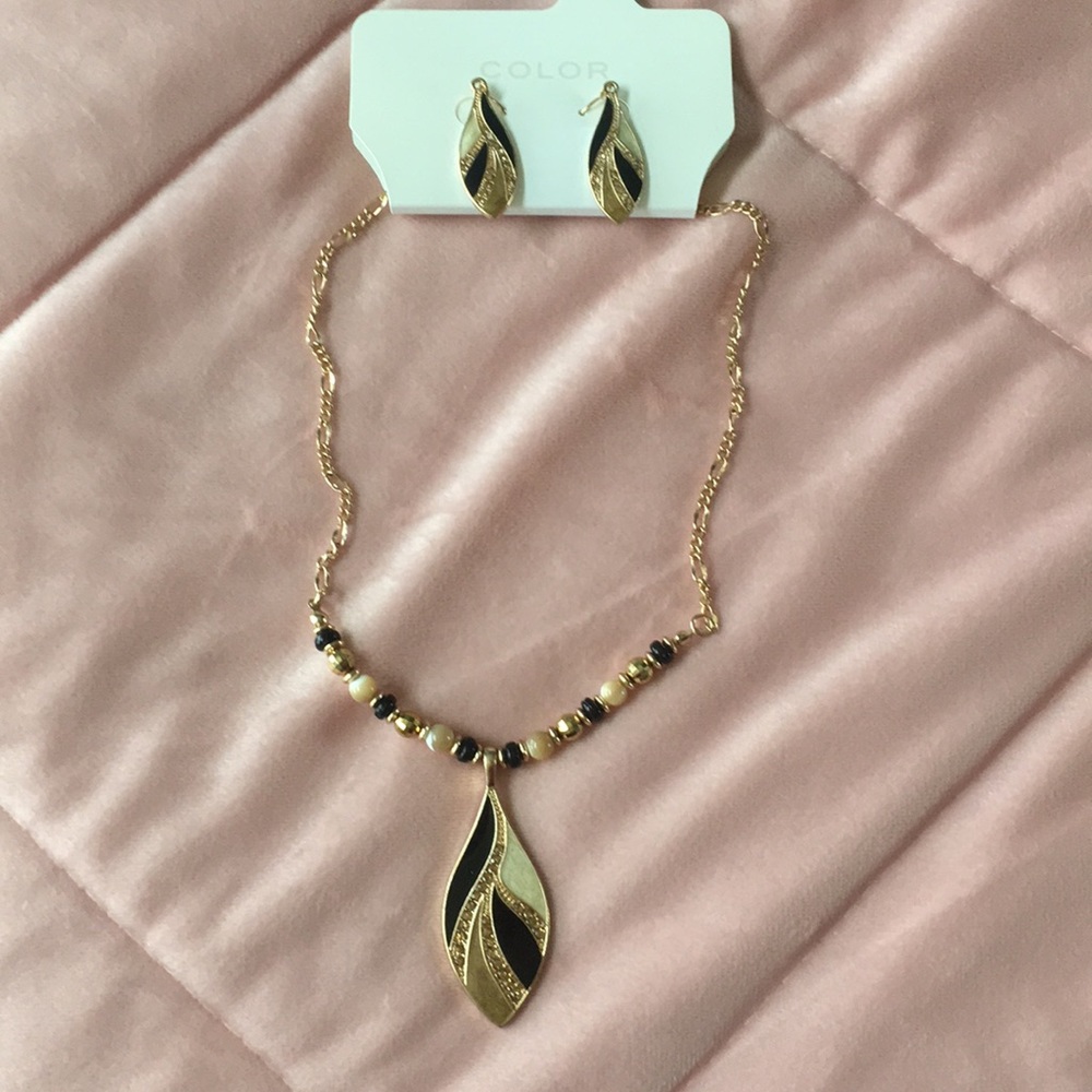 NWT matching jewelry set